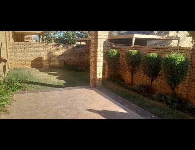 2 BEDROOM TOWNHOUSE FOR SALE IN MAGALIESKRUIN